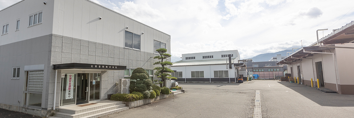 関西ペイントからOEMを認められた、技術力の高いカラーセンターです。